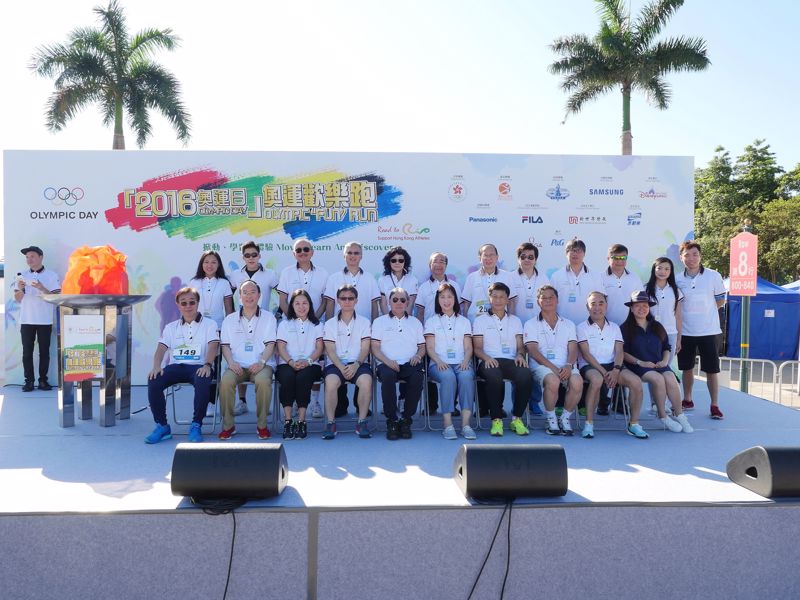 信興集團連續第八年贊助奧運歡樂跑，集團主席兼行政總裁蒙德揚先生(第二行右二)代表參加開幕禮。